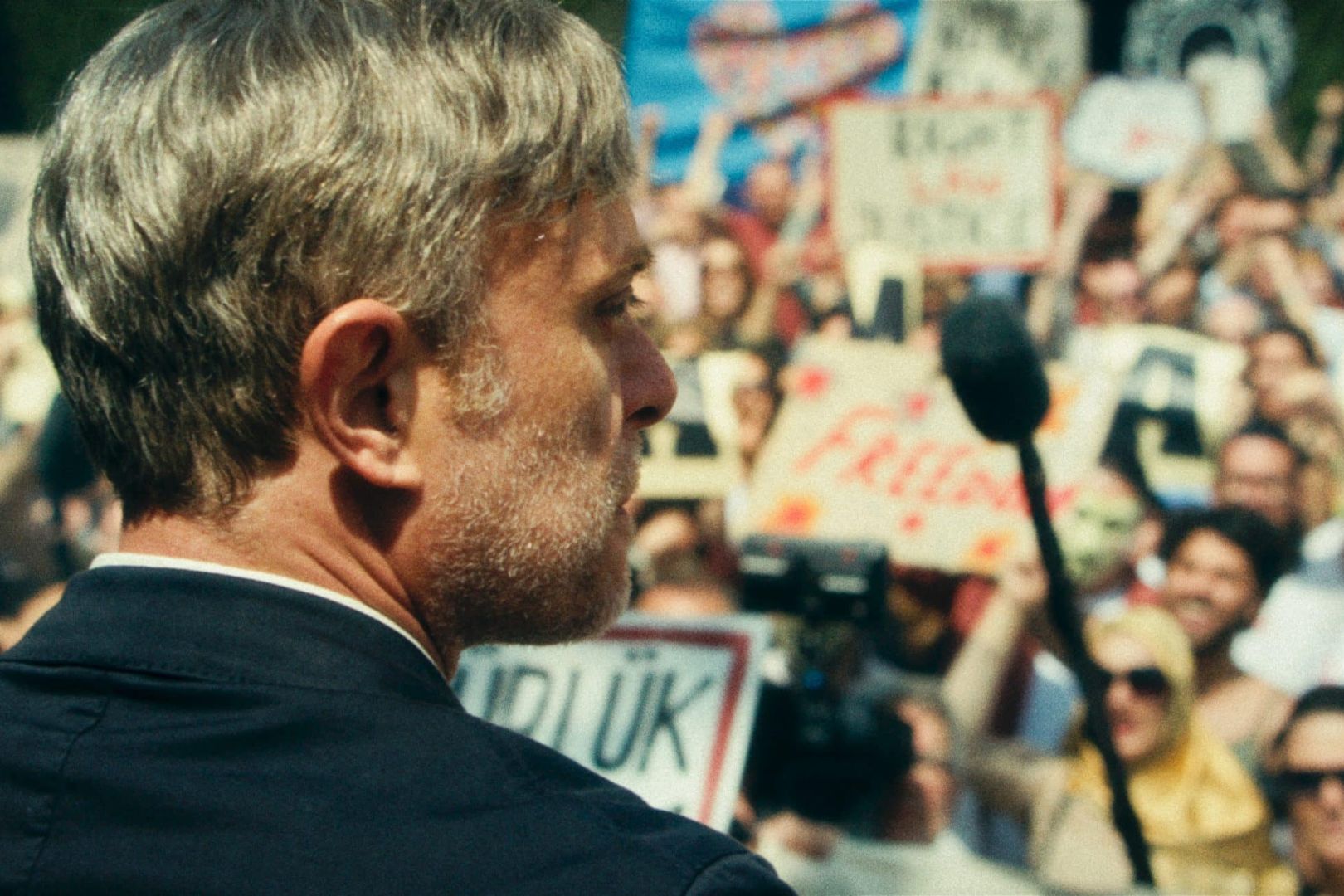 Quai10 Yellow Letters